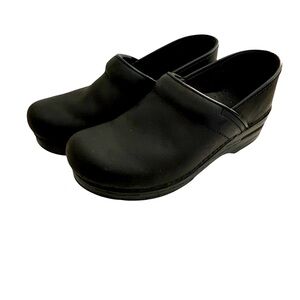 Klogs Closed Back Molded Leather Uppers Clog Black Comfort and Support Arch